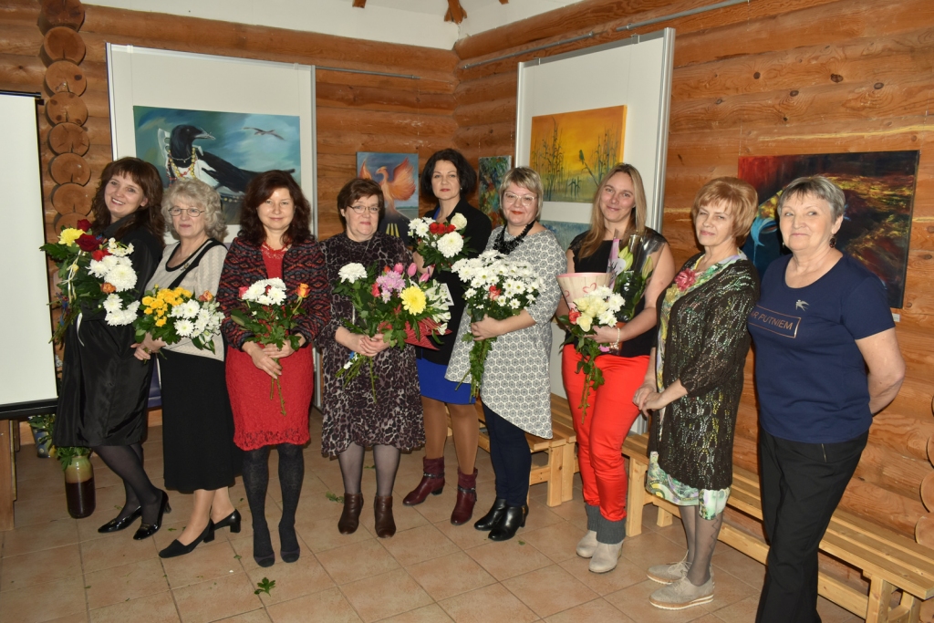 Salidojuma dalībnieces. Pagājušā gada veikumu rāda Kultūras veicināšanas biedrība.