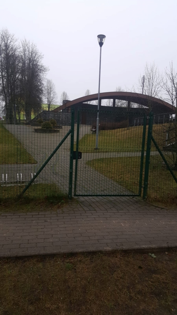 Vārti aizslēgti. Ziemā Liepu parks Jaunjelgavā apmeklētājiem ir slēgts, to paredz saistošie noteikumi.