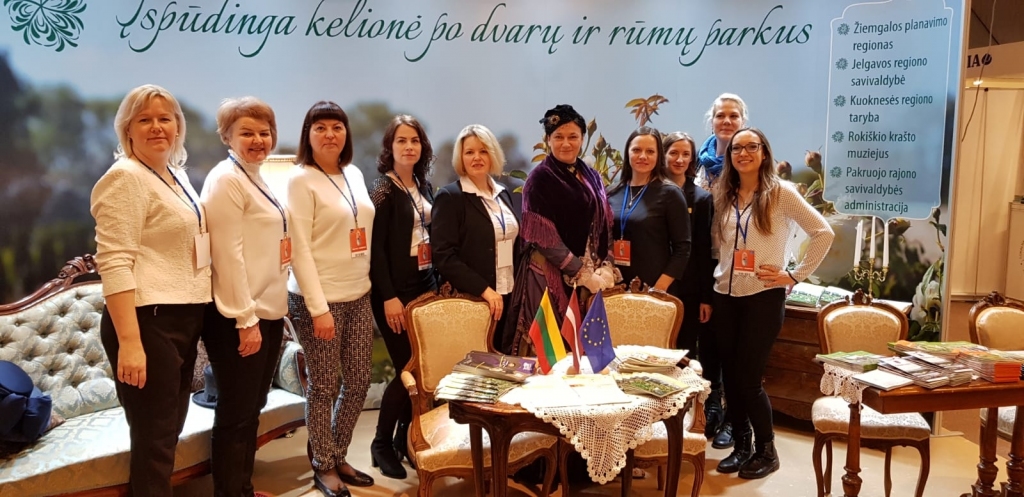 AICINA PILIS UN MUIŽAS. Kokneses tūrisma informācijas centra darbinieces izstādē kopā ar kolēģēm.
Autors: no Zemgales Plānošanas reģiona