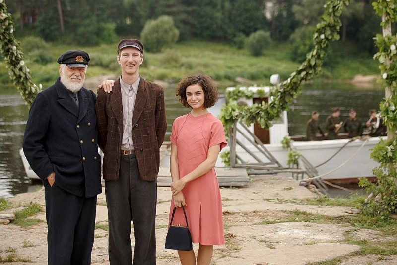 Kadrs no filmas ”Piļsāta pi upis”. Jozs Budraitis (no kreisās), Dāvis Suharevskis un čehu aktrise Brigita Cmuntova Viestura Kairiša spēlfilmā “Pilsēta pie upes”.
Autors: publicitātes