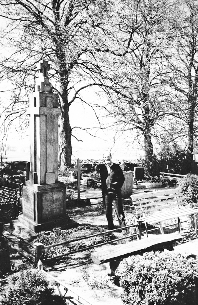 Pie dzimtas obeliska Aleksandra brālis Kazimirs. To uzcēla Aleksandra vectēvs ar saviem brāļiem. Te apglabāts arī Aleksandra tēvs.
Autors: no ģimenes albuma