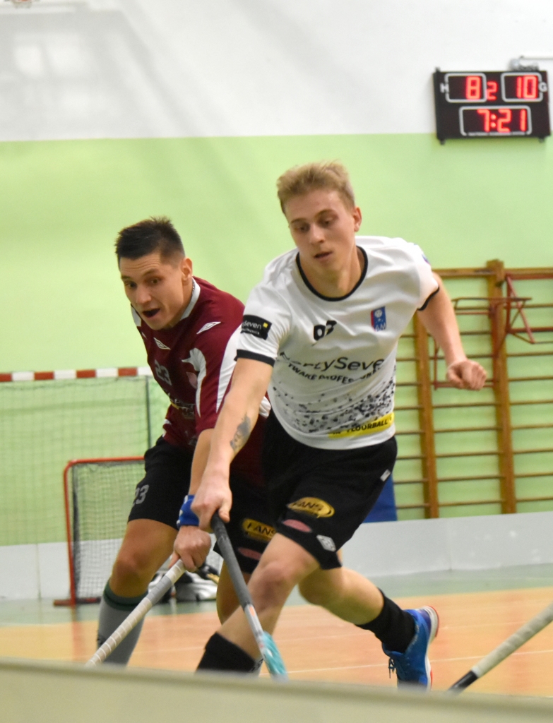 Līdz borti mūs šķirs. Vienības “Koknese” florbolists Deniss Ignatjevs (no kreisās) un Gatis Egle no “I Am Floorball”.
