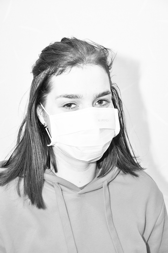 Ja ceļojuma laikā vai 14 dienas pēc tā parādās simptomi, kas norāda uz elpošanas ceļu slimībām — ir paaugstināta ķermeņa temperatūra, klepus, apgrūtināta elpošana —, nepieciešams vērsties pēc medicīniskās palīdzības un informēt ārstu arī par braucienu. Noteikti nepieciešams lietot ķirurģisko masku, lai neapdraudētu citus.
Autors: Daiņa Ģelža foto