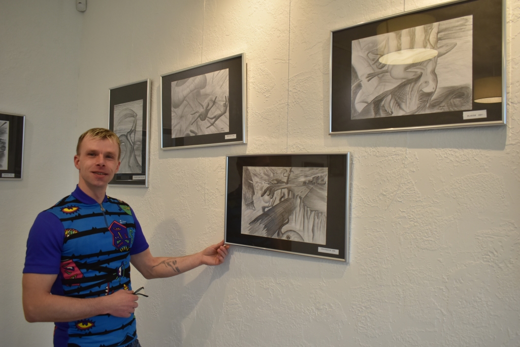 Katrs saskatīs ko citu. Jaunjelgavietis Andris Sakne cer, ka viņa zīmējumi apmeklētājos raisīs emocijas.