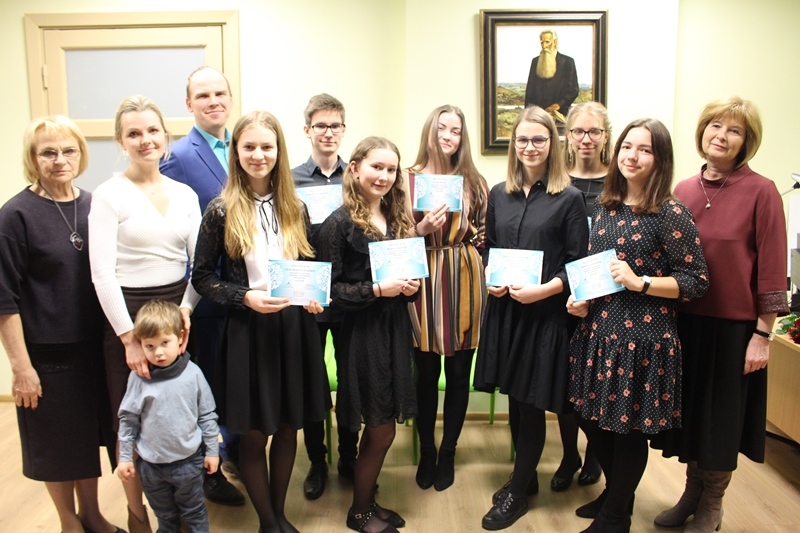 Čaklākie skolēni saņem Vītola stipendijas.