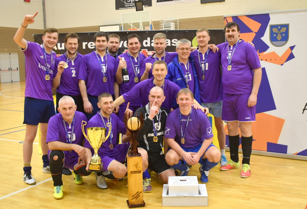 Mēs to izdarījām! Vienības “Veterāni” futbolisti Aizkraukles atklātajā futbola turnīrā pirmo reizi kļuva par čempioniem.