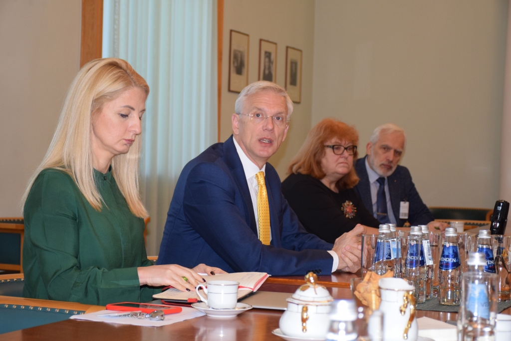 Par paveikto un darāmo. Sarunā ar reģionālo mediju pārstāvjiem Ministru prezidenta padomniece Ieva Zīberga (no kreisās) un premjers Krišjānis Kariņš.