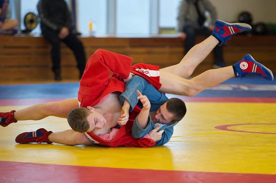 1. vieta un ceļazīme uz sacensībām Bulgārijā. Aizkrauklietis Ņikita Kuzņecovs (augšpusē) sambo cīņas laikā.
Autors: no Latvijas Sambo federācijas