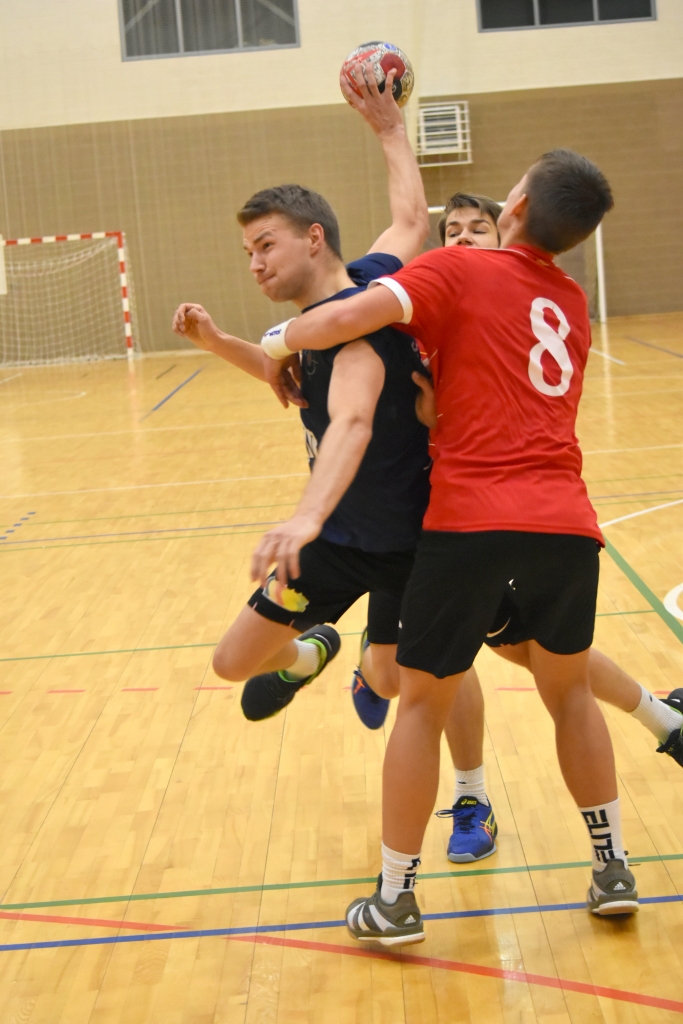 Neapturamais. Vienības “Skrīveri/Aizkraukle” rezultatīvākais spēles vārtu guvējs Jānis Jasaitis laužas cauri pretiniekiem.