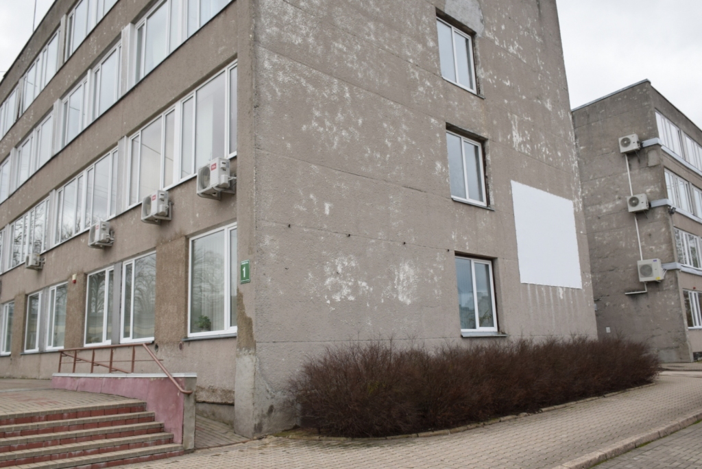Displeju paredzēts  novietot vietā, kur pašlaik ir baltais ekrāns.