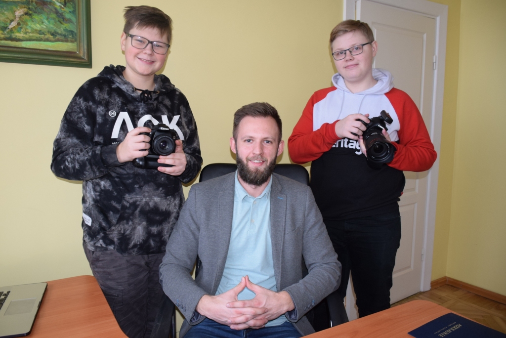 Pašvaldības sabiedrisko attiecību speciālistam Arvim Upītim bija divas ēnas — novada vidusskolas 9. klases audzēkņi Adrians Balodis (no kreisās)  un Kārlis Ieviņš.