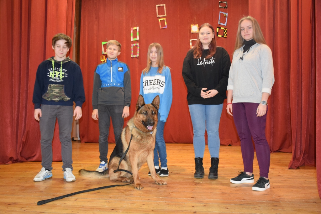 TEICAMS MEKLĒTĀJS. Visi ar lielu interesi vēroja, kā skolotāja audzēkņu grupā vienam kabatā ielika maisiņu ar narkotikām līdzīgu smaržu, citam to ievietoja kurpē, to neredzēja ne suns, ne viņa saimnieks, un, par lielu pārsteigumu, Darvins ļoti ātri atrada, pie kura “narkotikas” ir paslēptas, un pēc tam labprāt pozēja kopējā bildē.