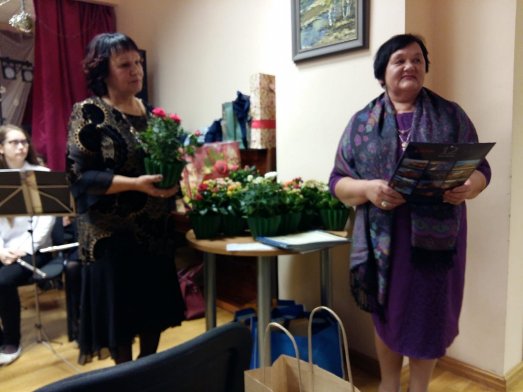 IKVIENS PELNĪJIS ATZINĪBU. Piensaimniekus sveic kooperatīva vadītāja Biruta Pudniece (no kreisās) un grāmatvede Ligita Doštere.
Autors: Inese Eiduka