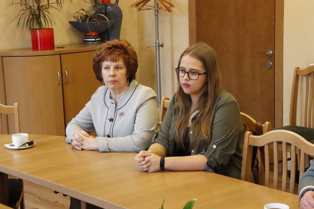 būs mūzikas skolotāja. Jaunjelgavas vidusskolas direktore Lauma Mīlīga (no kreisās) kopā ar topošo Liepājas Universitātes studenti Māru Auziņu.
Autors: no Liepājas Universitātes