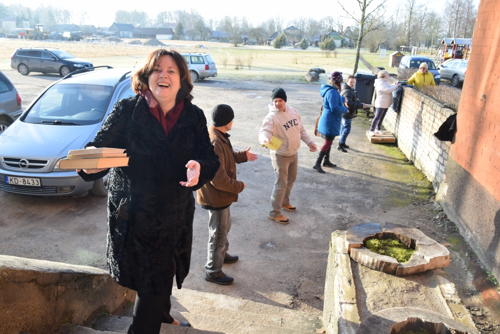 Vienojošs pasākums. Mazzalves pagasta bibliotēkas pārcelšanās talka jeb grāmatu ķēde Ērberģē.