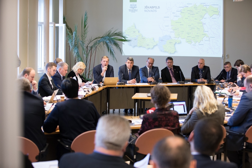 PAUŽ SAVU VIEDOKLI. Komisijas sēdē piedalījās Zemgales reģiona pašvaldību vadītāji.
Autors: no Saeimas