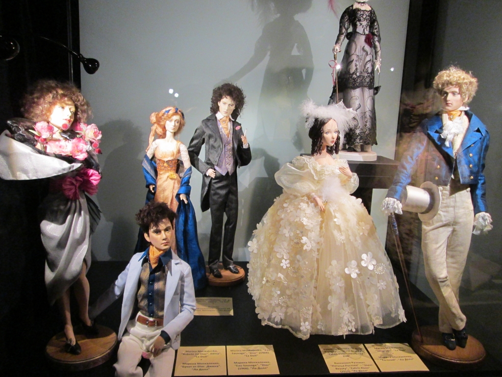 Izstādes stends. Pavisam Modes muzejā var apskatīt 33 lelles.