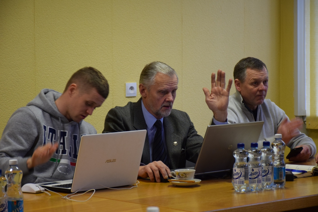 Kokneses novada domes deputāti par pašvaldības šī gada budžetu visu bija diskutējuši jau komiteju sēdēs, tāpēc balsojums domes sēdē ritēja bez aizķeršanās. Attēlā — deputāti Dāvis Kalniņš (no kreisās), Henriks Ločmelis un Aigars Kalniņš.