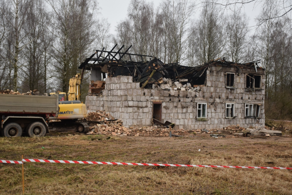Atjaunot vairs nevarēja. Viens no lielākajiem ugunsgrēkiem pagājušajā gadā izcēlās  Aizkrauklē, Dārza ielā, kur izdega pašvaldības īpašumā esošā dzīvojamā māja. To vairs nebija iespējams atjaunot, tādēļ gruvešus nojauca.
Autors: Imants Kaziļuns