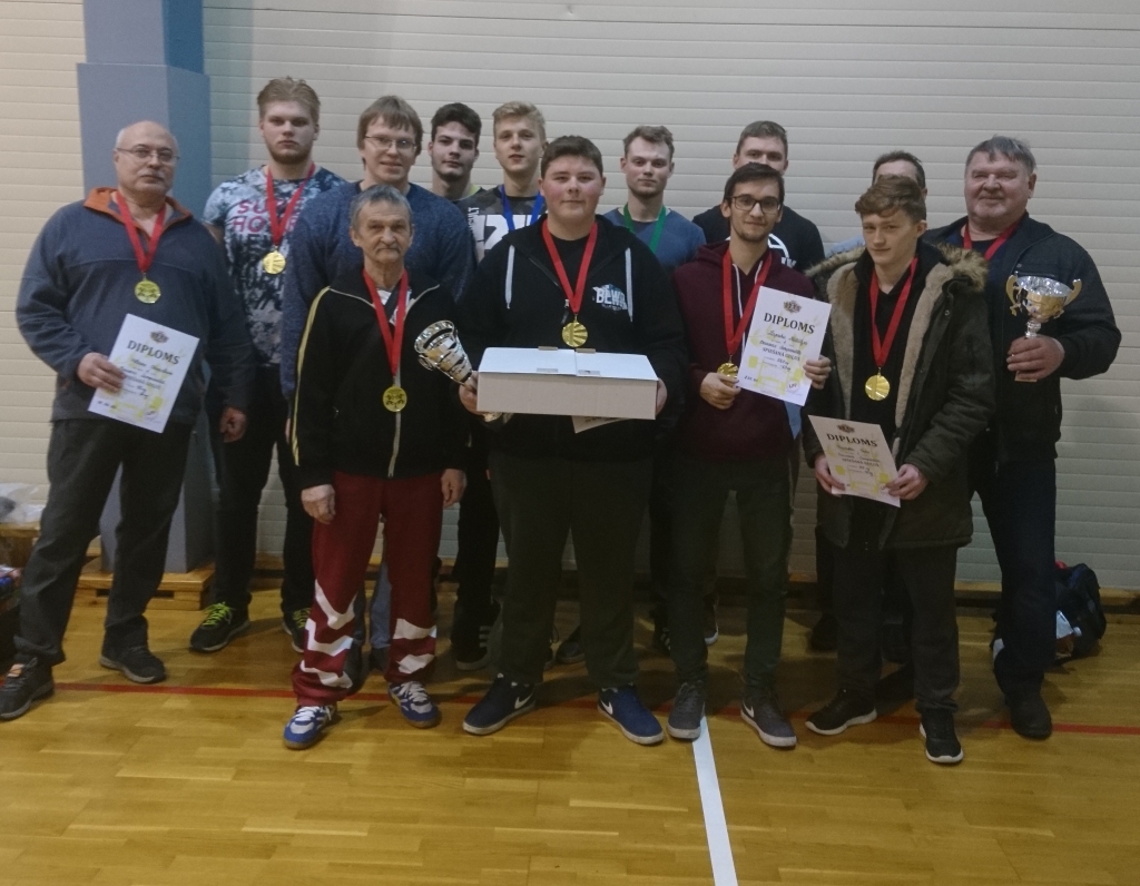 Komandā ir spēks! Aizkraukles sporta centra pārstāvji pēc sacensībām Bauskā.
Autors: no personīgā albuma