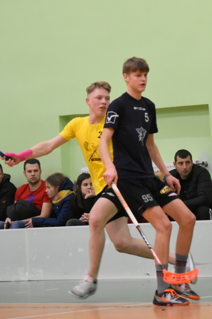 Vārtu guvēji. Vienības “Vecbebri” spēlētājs Juris Tomaševskis (no kreisās) un Ralfs Veinbergs no komandas “Aizkraukles novada vidusskola”.