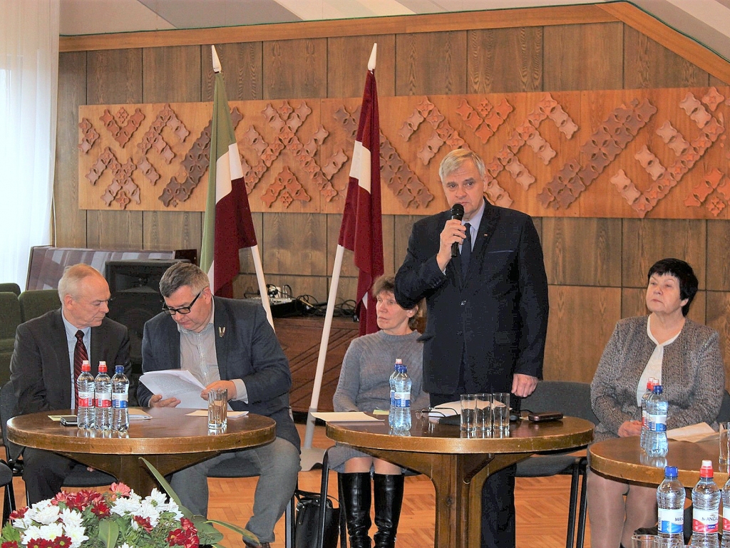 VEIDO NĀKOTNI. Apvienības pārstāvjus uzrunā Sēlijas novadu apvienības vadītājs un Neretas novada domes priekšsēdētājs Arvīds Kviesis (stāv). No labās — Salas novada vadītāja Irēna Sproģe, Aknīstes novada vadītāja Vija Dzene, Jēkabpils novada vadītājs Aivars Vanags un Ilūkstes novada vadītājs Stefans Rāzna.
Autors: no Viesītes novada