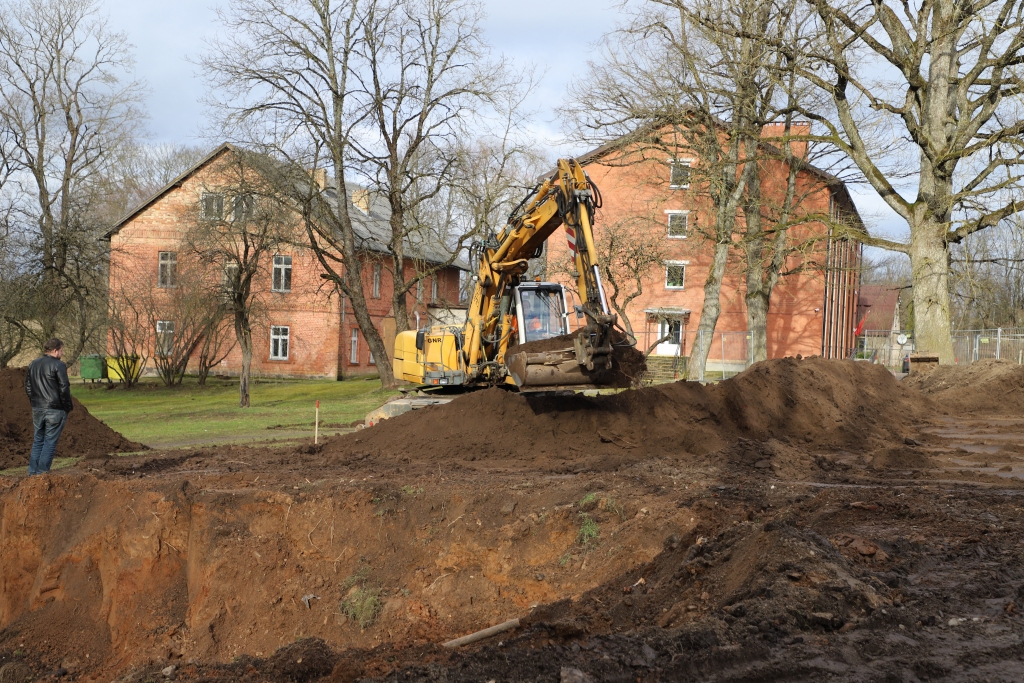 Top stāvlaukums. Pretī uzņēmumam “Skrīveru saldumi” jau tiek veikti pirmie šī gada budžetā paredzētie darbi — izbūvēts stāvlaukums.
Autors: Elita Brovacka
