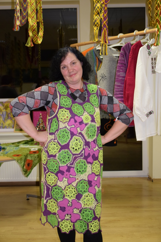 KRĀŠŅO SARAFĀNU demonstrē staburadziete Diāna Rutkēviča.