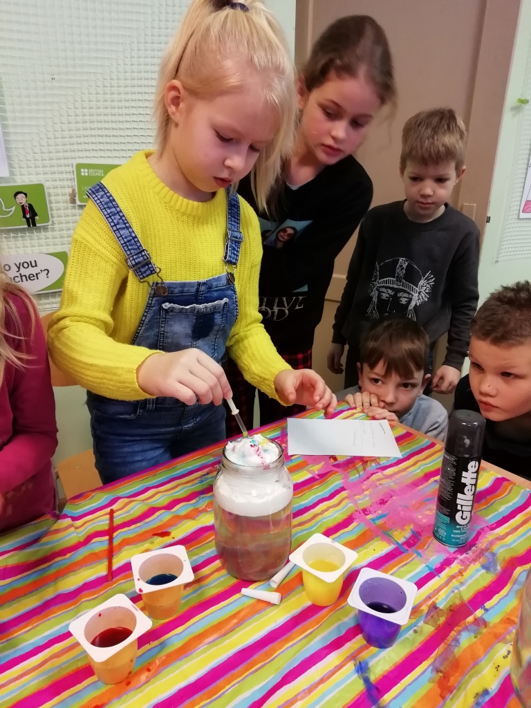 Aizkraukles pagasta sākumskolas audzēkņi projektu nedēļā eksperimentu dienā mēģināja stikla burkā radīt mākoņus.
Autors: no skolas
