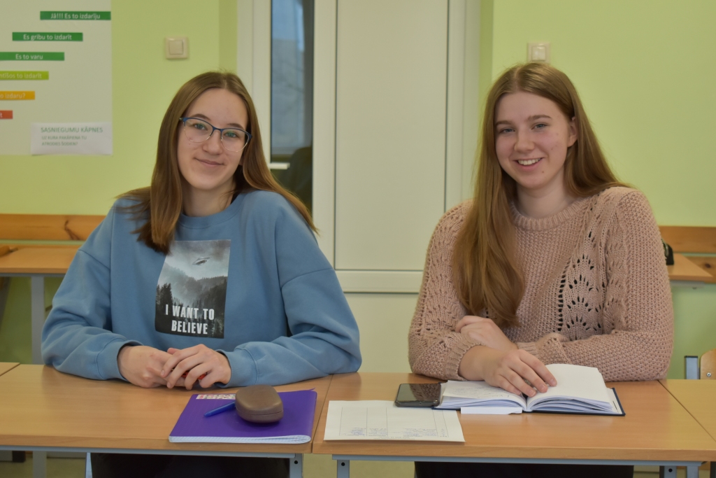 Atver acis! Aizkraukles novada vidusskolas ekopadomes vadītāja Annija Jubase (no labās) un locekle Karīna Ārija Kaminska ar vides kodeksa atslēgas vārdiem  “Atver acis!” mudina arī citus skolēnus saskatīt dabas daudzveidību un praktiski saudzēt apkārtējo vidi.