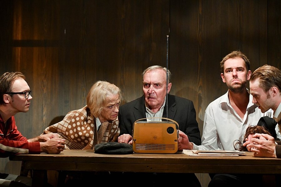 Skats no izrādes. Radio laukos bija vienīgā saikne ar pārējo pasauli.
Autors: Kristaps Pakalns