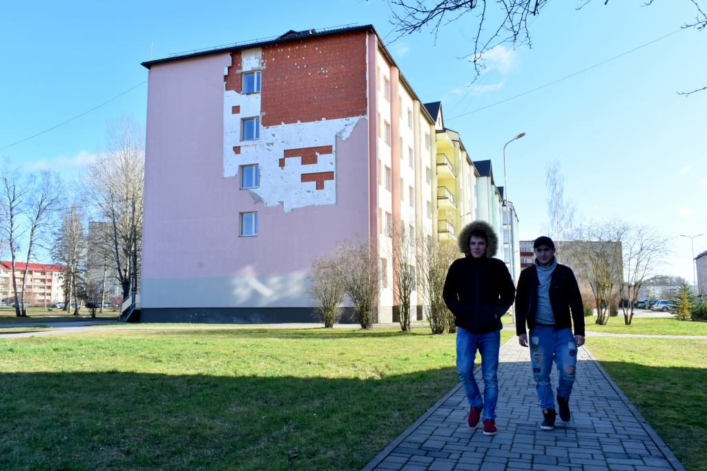 Jāsalst nebūs. Pirmdien, ieradušies skolā, Aizkraukles Profesionālās vidusskolas audzēkņi ieraudzīja, kādu posta darbu brīvdienās dienesta viesnīcai nodarījis stiprais vējš. Jāsalst jauniešiem gan tāpēc nebūs, jo vietā, kur norauts sienas siltinājums, ir atpūtas telpas, kurās viņi neuzturas pārāk bieži.
Autors: Imants Kaziļuns