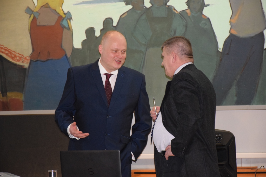 Pārmaiņas gaidot.  Vides aizsardzības un reģionālās attīstības ministrijas Reformu nodaļas vadītājs Arnis Šults (no kreisās) un Andris Zālītis, Skrīveru novada domes priekšsēdētājs.