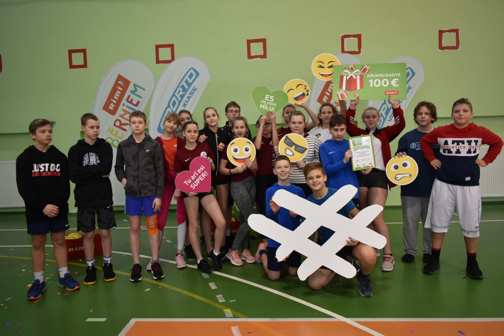 SAŅEM 100 EIRO DĀVANU KARTI. Ātrākie un veiklākie visu uzdevumu izpildē bija Aizkraukles novada vidusskolas 6.b klases skolēni, kuri pārliecinoši izvirzījās vadībā un uzvarēja. Savukārt 2. un 3. vietu izcīnīja 5.b un 5.a klase. Katra klase saņēma kasti ar gardām un veselīgām balvām no “Rimi”, savukārt uzvarētājklase — arī dāvanu karti 100 eiro vērtībā.