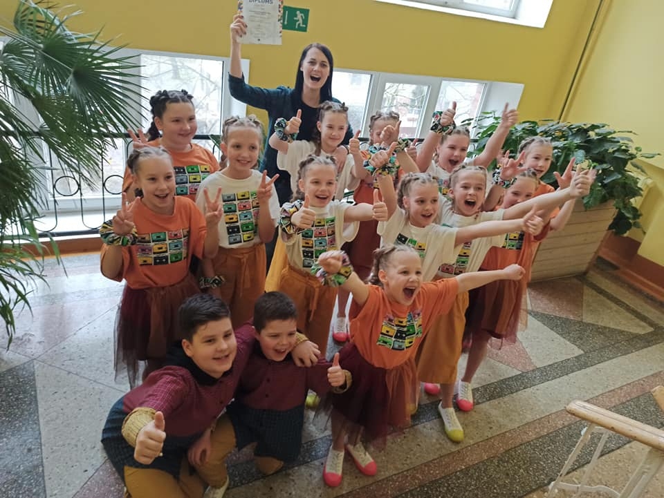 Prieks par uzvaru. Ziņu par iegūto augstākās pakāpes diplomu Aizkraukles Interešu izglītības centra popgrupa “Unikumi” un viņu vadītāja Una Arbidāne uztvēra ar sajūsmas spiedzieniem un prieka asarām.