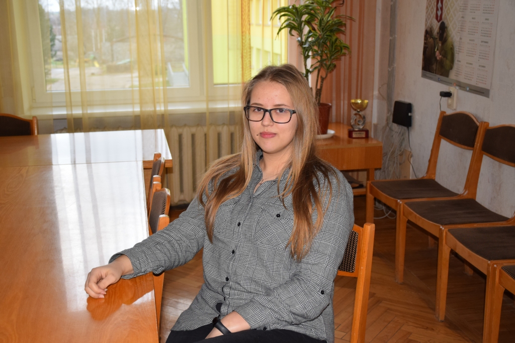 Koris būs! Raugoties nākotnē, optimistiska ir jaunjelgaviete Māra Auziņa. Viņa šodien Jelgavā aizstāv savu zinātniski pētniecisko darbu, kurā atklājas iemesli, kādēļ pilsētā vairs nav kora.