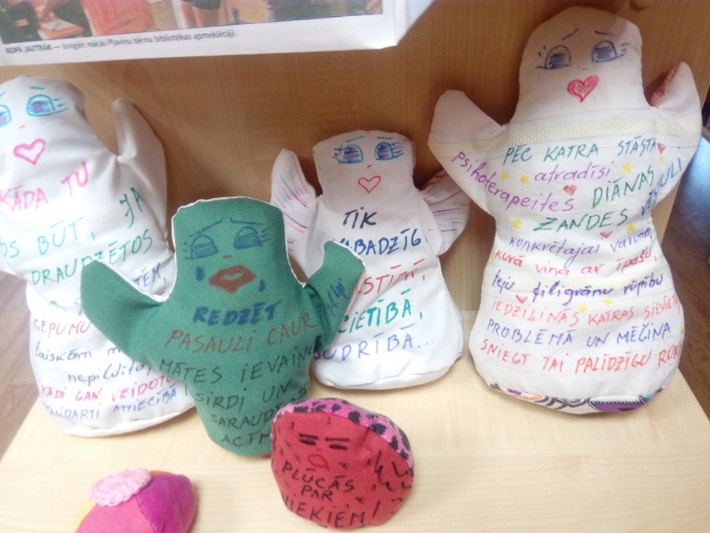 Uz lellēm lasāmi citāti no grāmatas “Tarakāni manā galvā”.
Autors: no “Facebook”