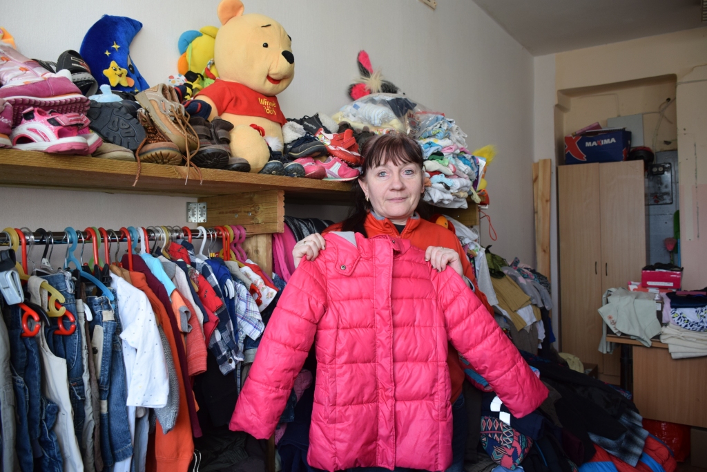 LIETOTS, BET VĒL ĻOTI LABS. Latvijas Sarkanā Krusta Viduslatvijas komitejas Aizkraukles nodaļas padomes locekle un brīvprātīgā darba veicēja Jautrīte Neija stāsta, ka veikaliņā var iegādāties mazlietotas, bet vēl ļoti labas preces — no ziedotā apģērba, apaviem un mantām tiek atlasītas vislabākās. “Cilvēki vēlas tīru apģērbu, negrib paši ne šūt, ne mazgāt, tādēļ, ja uz laba apģērba ir kāds pleķis, mēs to izmazgājam, pirms izlikt pārdošanā,” viņa atklāj.