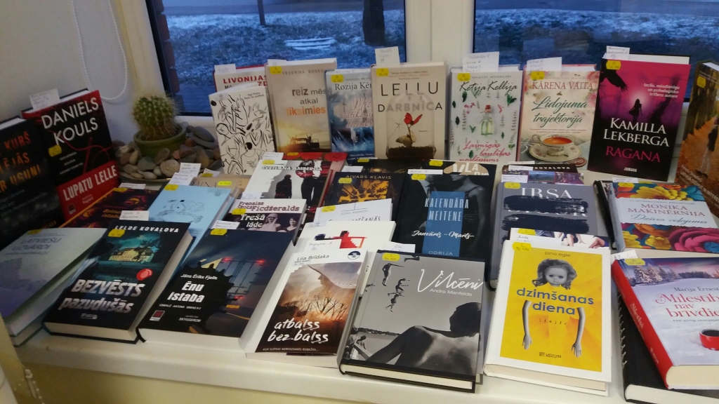 JAUNĀKĀS GRĀMATAS jau piesaistījušas Pļaviņu novada bibliotēkas lasītāju interesi.