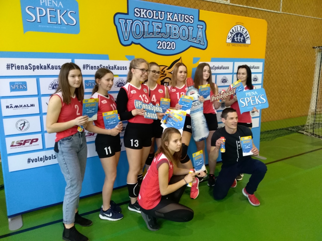 Spēks ir mūsos! Neretas J. Jaunsudrabiņa vidusskolas meitenes ar treneri Mairi Dzeni aprīļa sākumā piedalīsies volejbola sacensību “Piena spēka” finālā.
Autors: no komandas albuma