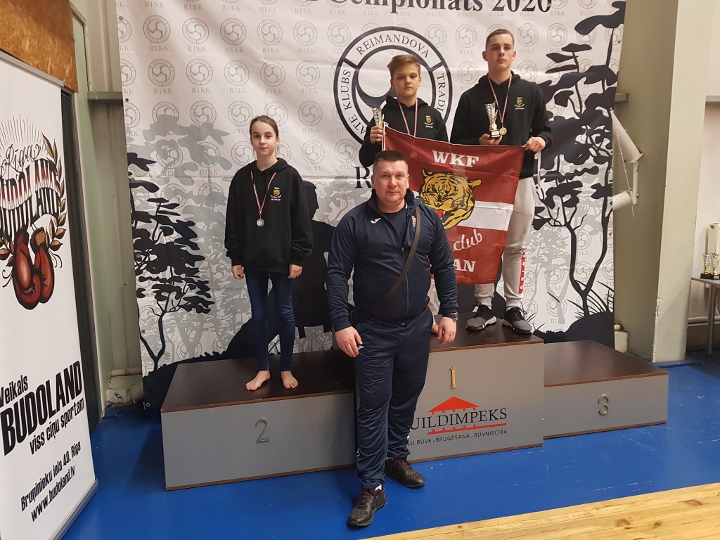 Veiksmīgas sacensības. Viktorija Voroboka, Renārs Dūniņš un Kristers Antons kopā ar treneri Igoru Fetkuļinu.
Autors: no karatē kluba “Kadzan”