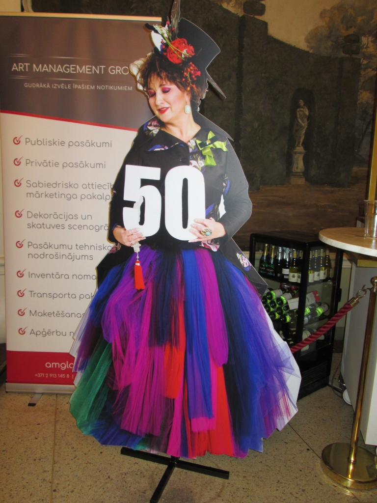 Baiba ir visur!  — “Splendid Palace” foajē ikkatrs skatītājs varēja “sasveicināties” ar gaviļnieci.
Autors: autores