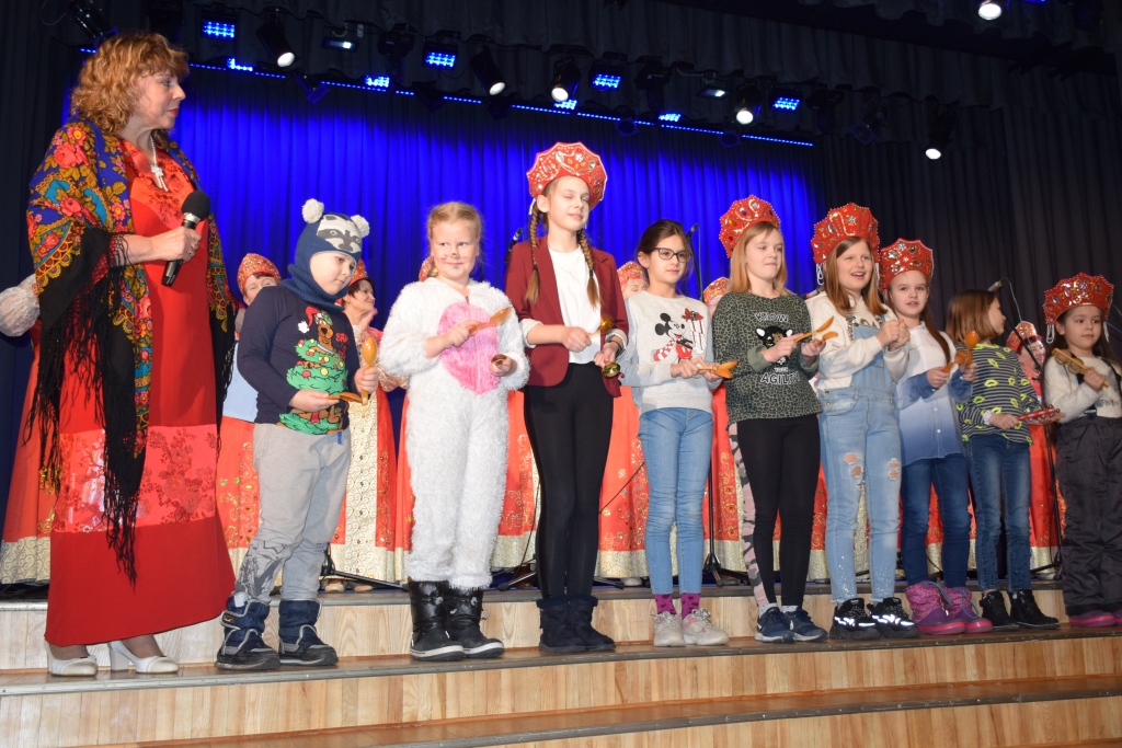 Dzied un spēlē. Kopā ar ansambli “Maļinovij zvon” bērni dziedāja častuškas, kā arī spēlēja ar koka karotēm un klabošiem mūzikas instrumentiem.