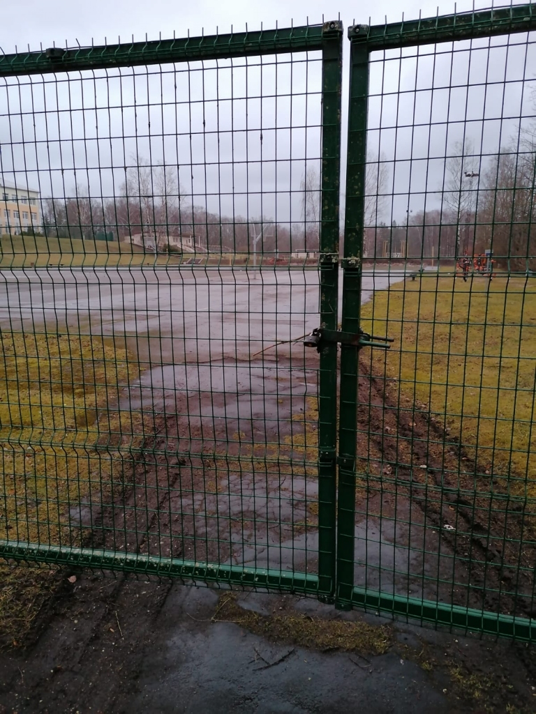 Jāiet apkārt. Aizkraukles pilsētas stadiona teritorijā iekļūt tagad var tikai pa centrālo ieeju. Pārējie vārti ir slēgti, lai nepieļautu vandalismu.
