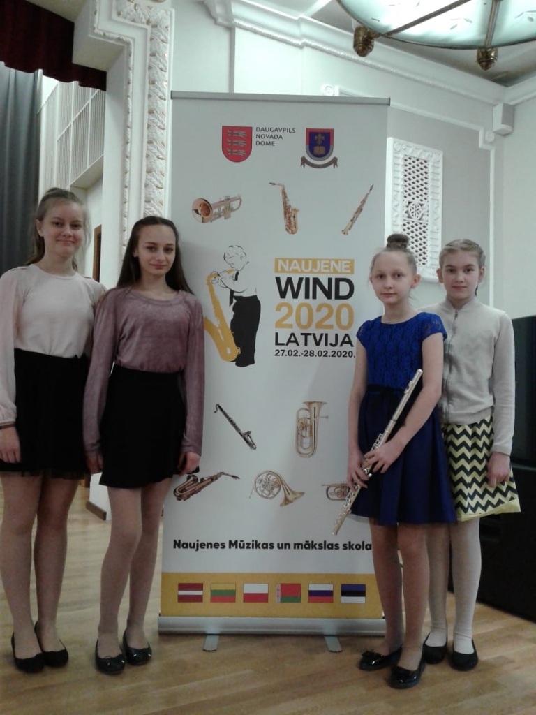 PRIEKS PAR SASNIEGTO Pļaviņu Mūzikas skolas audzēknēm — (no kreisās) Antrai Čepulei, Simonai Lindenbergai, Alitai Paļugai un Kaivai Annikai Avotiņai.
Autors: no Pļaviņu Mūzikas skolas