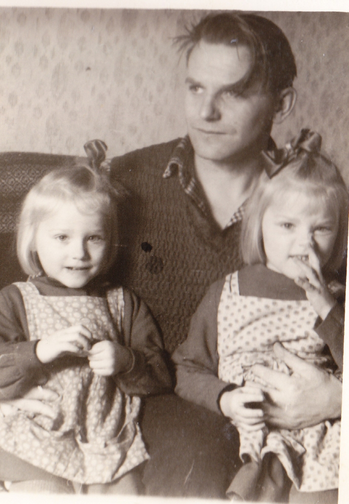 Aleksandrs ar meitām Sandru (no labās) un Dainu Vesetā. Meitenēm pusotra gada starpība.
Autors: no ģimenes albuma