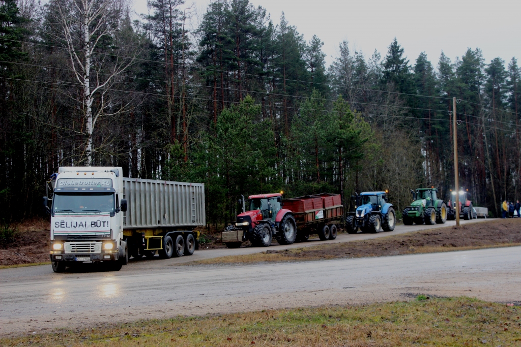 Pilsētai laukus nevajag. Viesītes un Salas novada uzņēmējus un zemniekus, kas ar smago tehniku devās protesta braucienā, atbalstot vienota Sēlijas novada izveidi, apturēja pie Jēkabpils robežas un pilsētā neielaida. Pašvaldība norāda, ka protests nebija laicīgi pieteikts, savukārt protestētāji uzskata — tā pilsētnieki parāda, ka lauki viņiem nav vajadzīgi.
Autors: Dita Mažeika