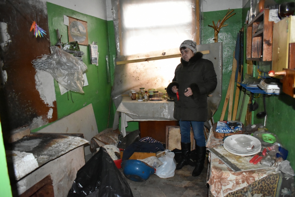 LIELA BEZCERĪBA. “Ko gan es varu brālim palīdzēt, ja man pašai nav pastāvīga darba un ienākumu?” stāvot brāļa aukstajā virtuvē, kur logs aizsists ar plastikātu, saka viņa māsa Inta Baumane.