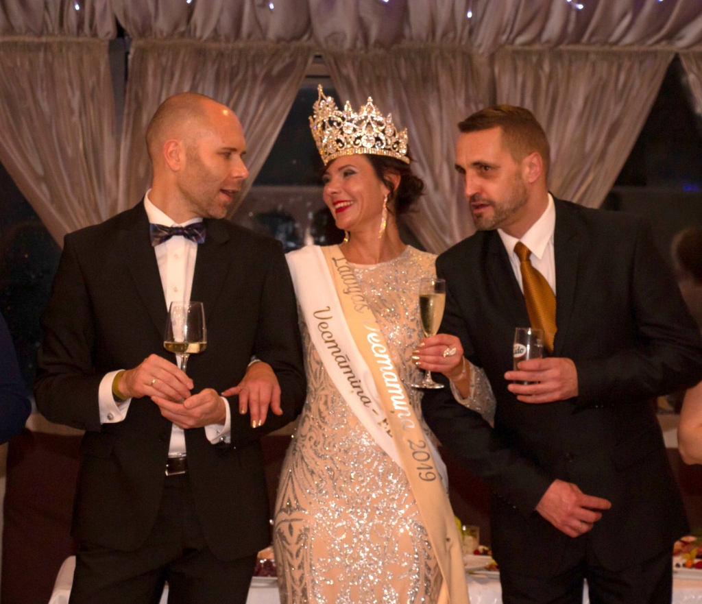 Pēc kronēšanas Latvijas konkursā ar vīru basketbola treneri Aigaru Brikmani (no labās), kas vecmāmiņu konkursos bija  Sanitas lielākais atbalsts  un labais gariņš, un modes dizaineru Aleksandru Pavlovu.
Autors: no ģimenes albuma