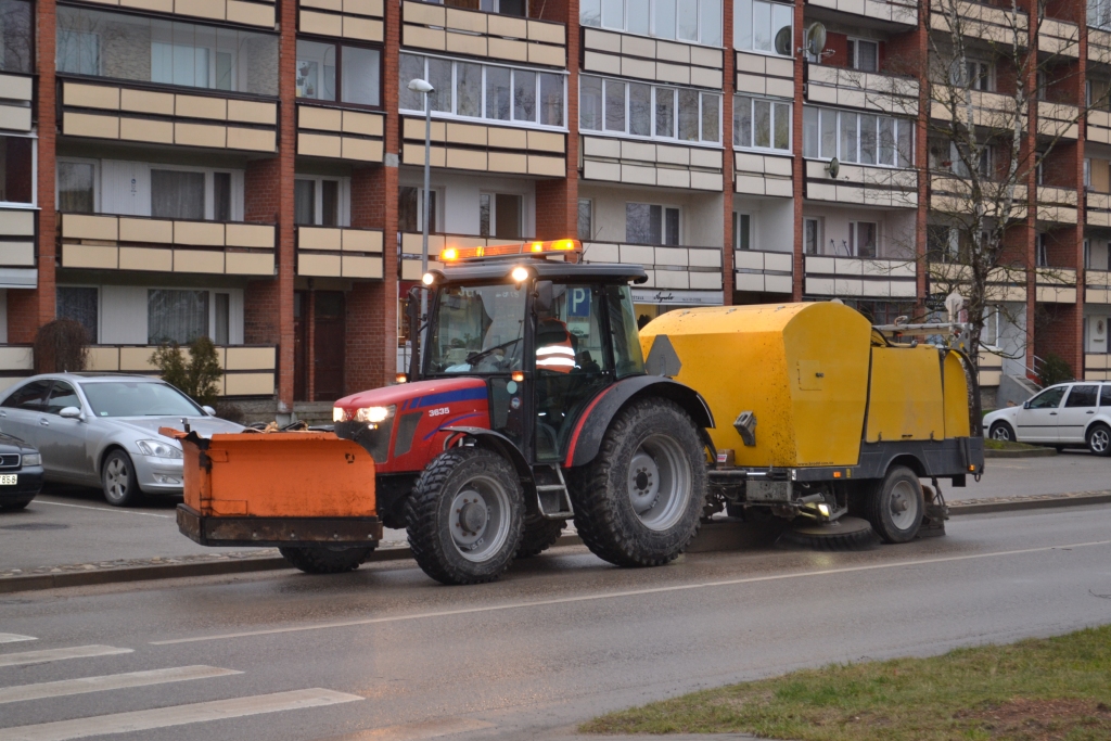 IELU SLAUCĪTĀJS. “Aizkraukles KUK” iegādātā ielu slaukāmā tehnika ir pievienota pie traktora un testa režīmā jau izmēģināta. Tiklīdz būs labvēlīgi laika apstākļi, slaucītāju izmantos smilšu savākšanā.